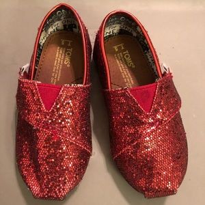 Toms glittery red size 5